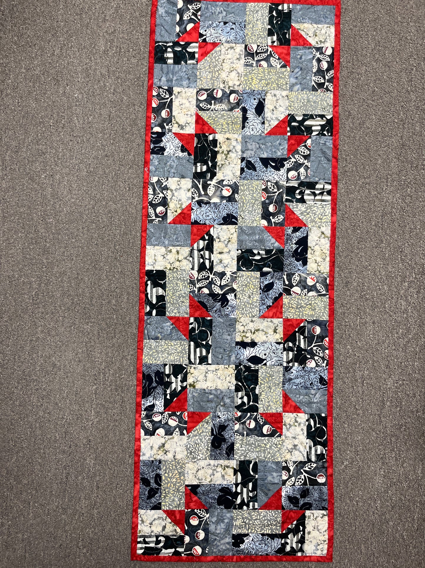 TABLERUNNER Dapper Batik Cherries