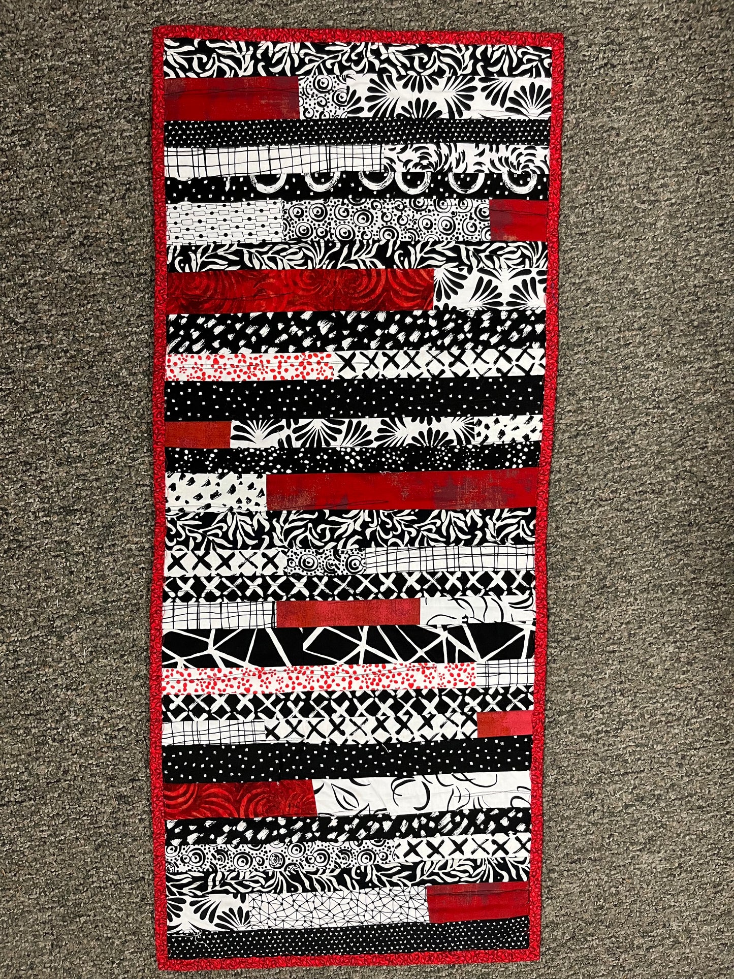 TABLERUNNER Sew Random black/white/red