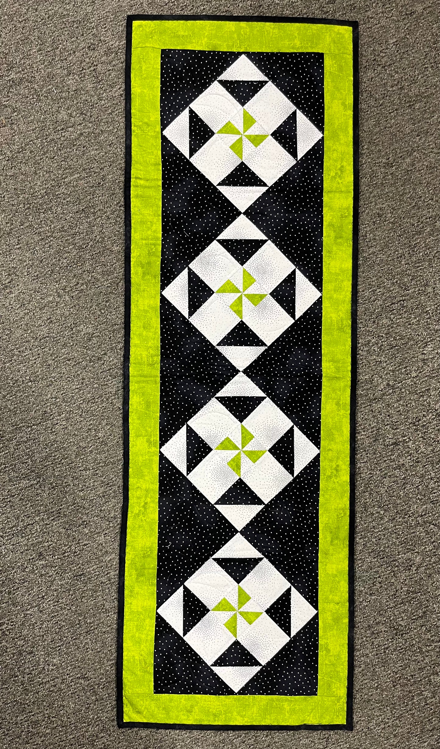 TABLERUNNER Peppermint & Holly black/green