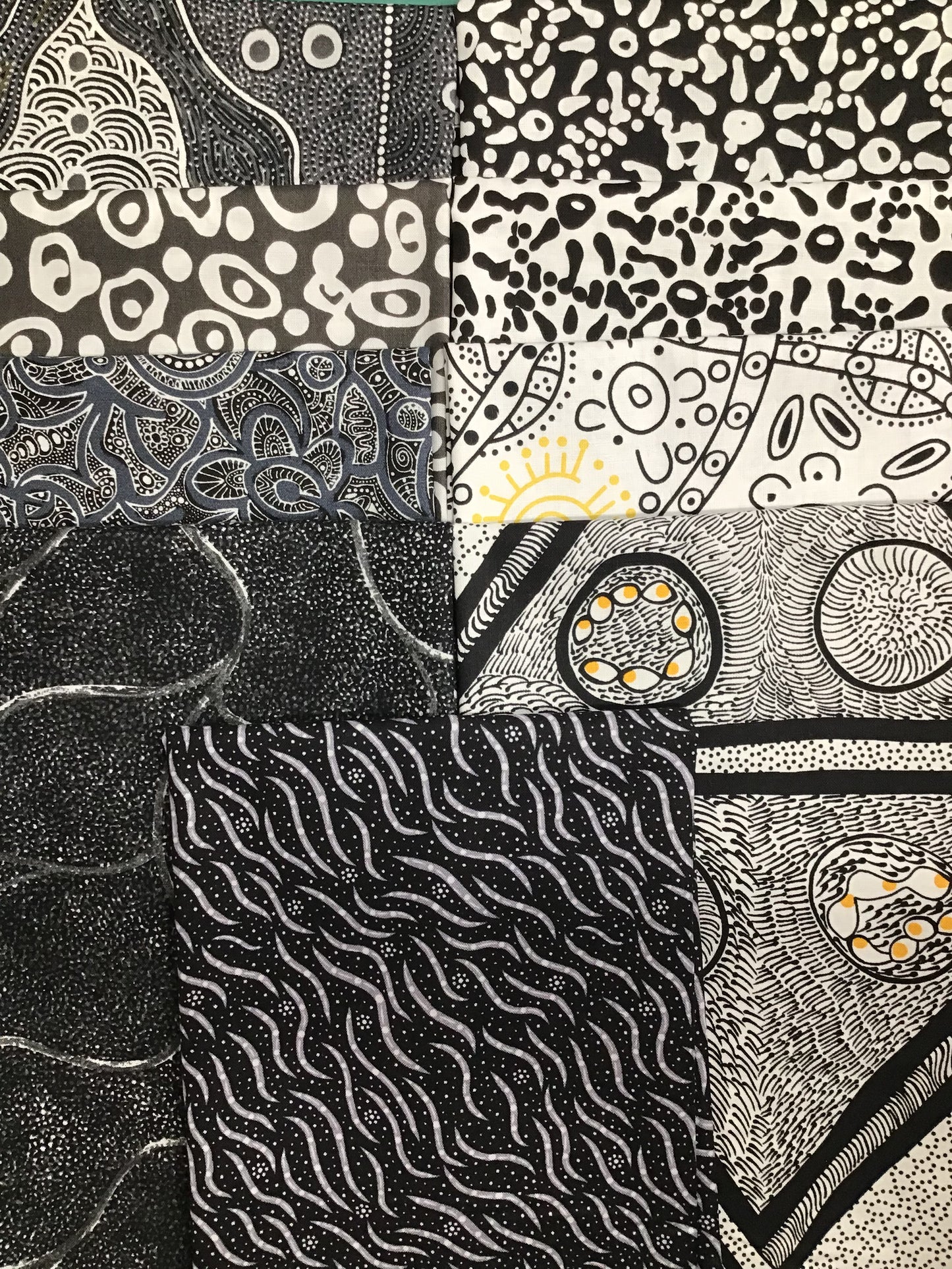 AUSTRALIAN black/white 9 Fat Quarters