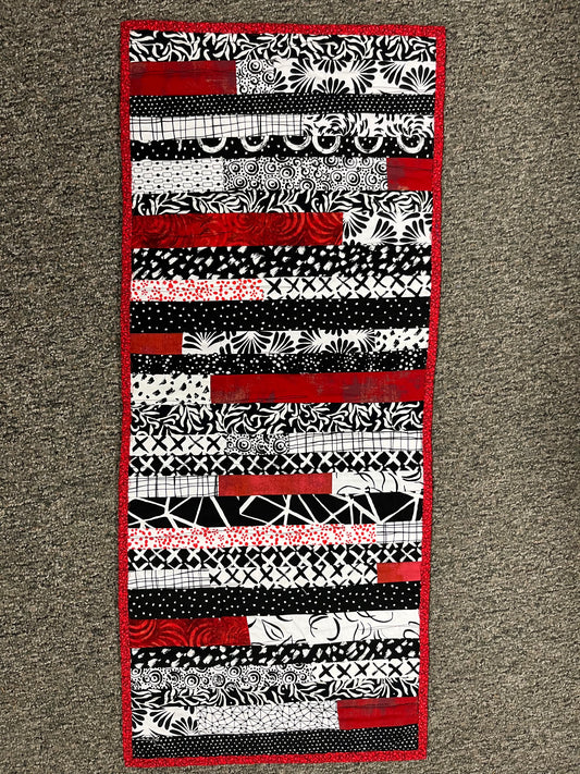 TABLERUNNER Sew Random black/white/red