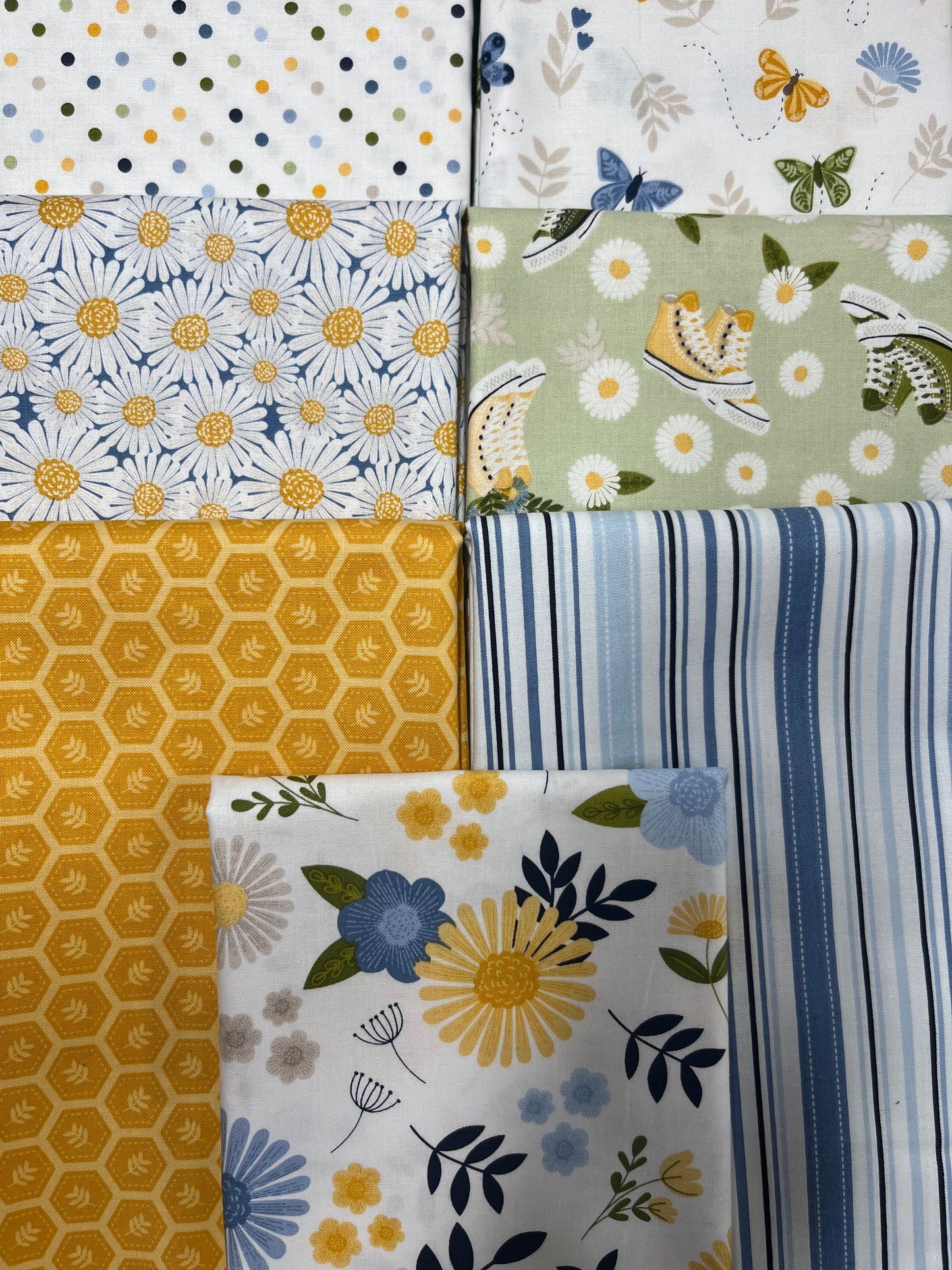 SUNSHINE & DANDELIONS White 7 Half Yards